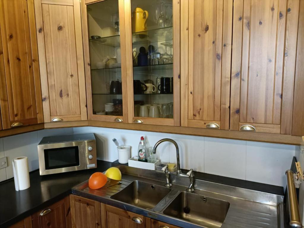 City Centre Flat - Sleep Upto 4 Edinburgh Bagian luar foto